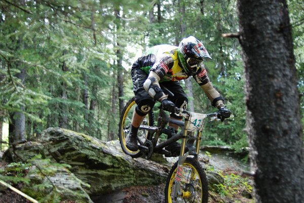 Mountain extreme in bicicletta nella foresta