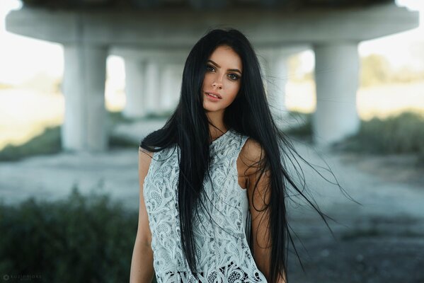 Brünette Mädchen mit langen Haaren unter der Brücke