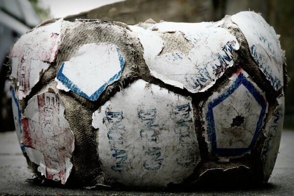 Vecchio pallone da calcio sgonfiato