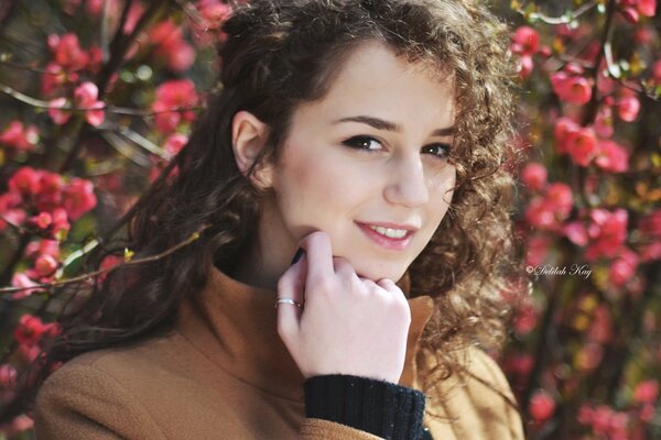 Photoshoot de printemps aux yeux bruns aux cheveux noirs