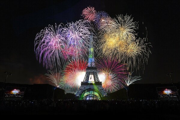 Saluto colorato sullo sfondo della Torre Eiffel. Saluto festivo a Parigi