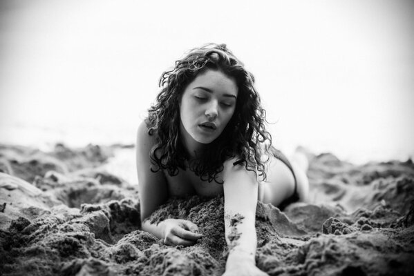 Fille sur la plage en noir et blanc