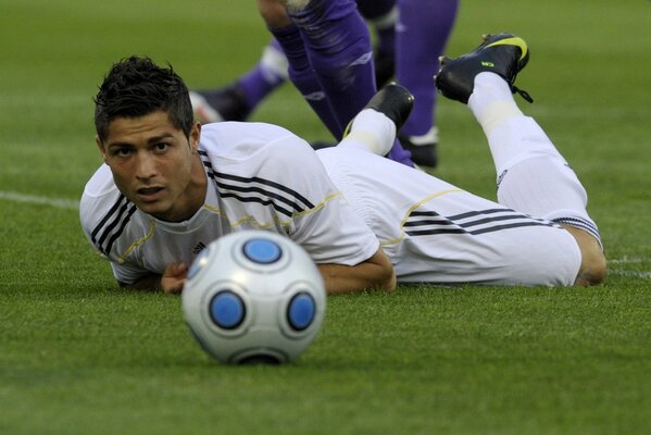 Montrer Ronaldo sur le terrain avec le ballon