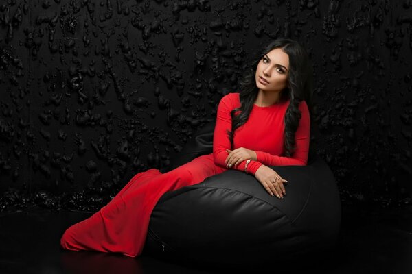 Modèle arevik voskanian en robe rouge sur fond noir