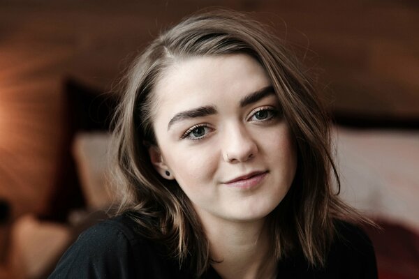 Maisie Williams sonríe en la cámara