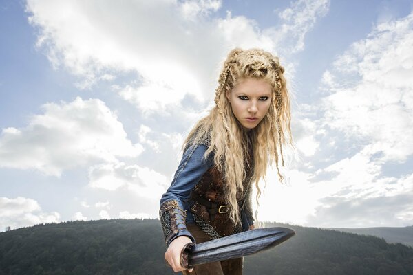 Serie TV Vikings l attrice Katherine Winnick tiene una spada