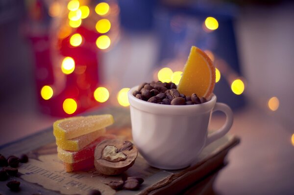 Grains de café avec des tranches de marmelade d orange