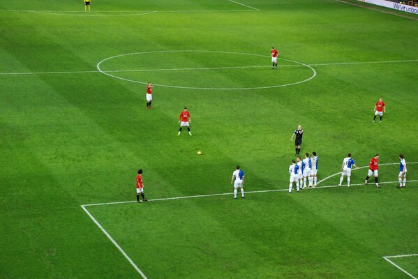 Joueurs lors d un match sur un terrain de football vert