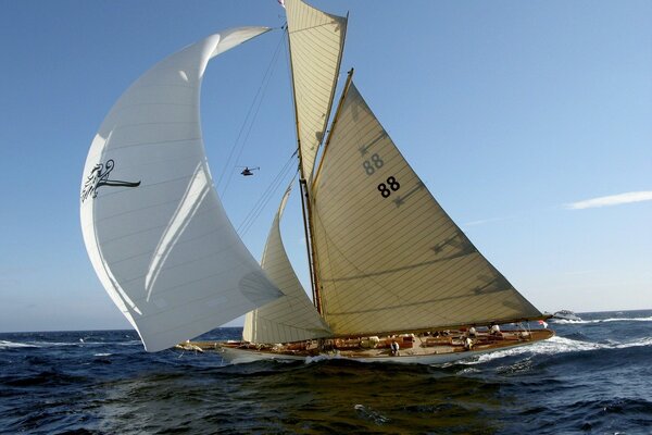 Schicke Yacht vor dem Hintergrund des Meeres