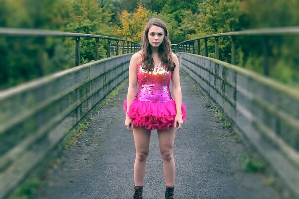 Ragazza sul ponte in un vestito strano