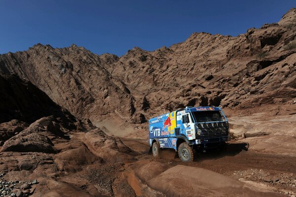 KAMAZ azul en las montañas de arena