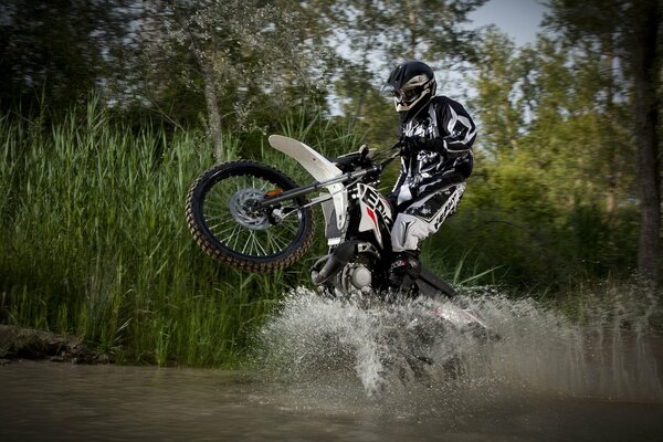 Spritzwasser aus den Rädern eines Motorradfahrrades