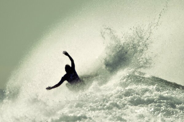 Un skateur sort d une vague de mousse