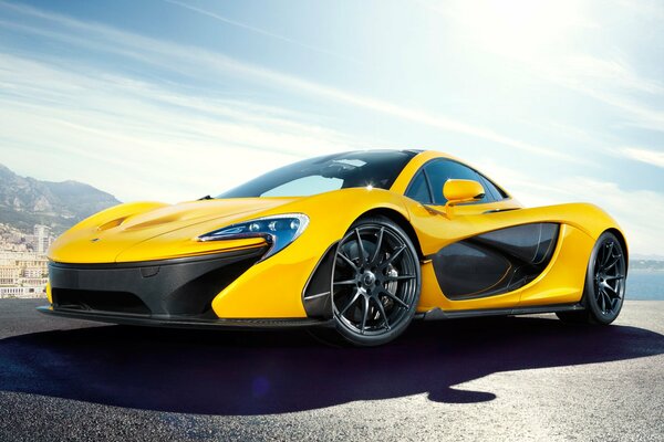 Brillante McLaren con porte chiuse sulla strada