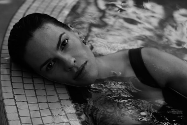 Hilary Swank in piscina guardando la telecamera