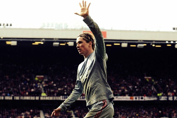 Fernando Torres court sur le terrain de football