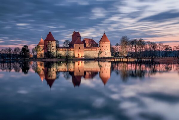 Litauen Das Schloss wird bei Sonnenuntergang in der Eingangstür abgebrochen