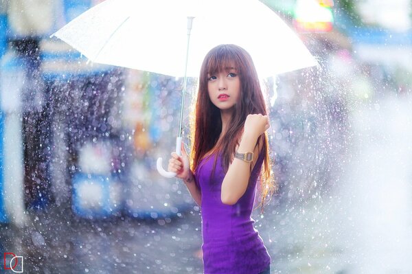 Mädchen mit Regenschirm im Regen