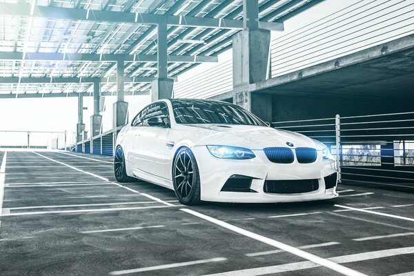 Bianco come la neve BMW nel parcheggio in città