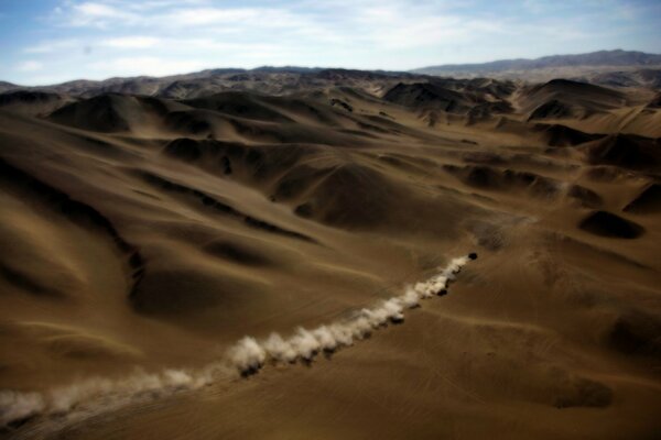 Rally attraverso le infinite Barchan del deserto