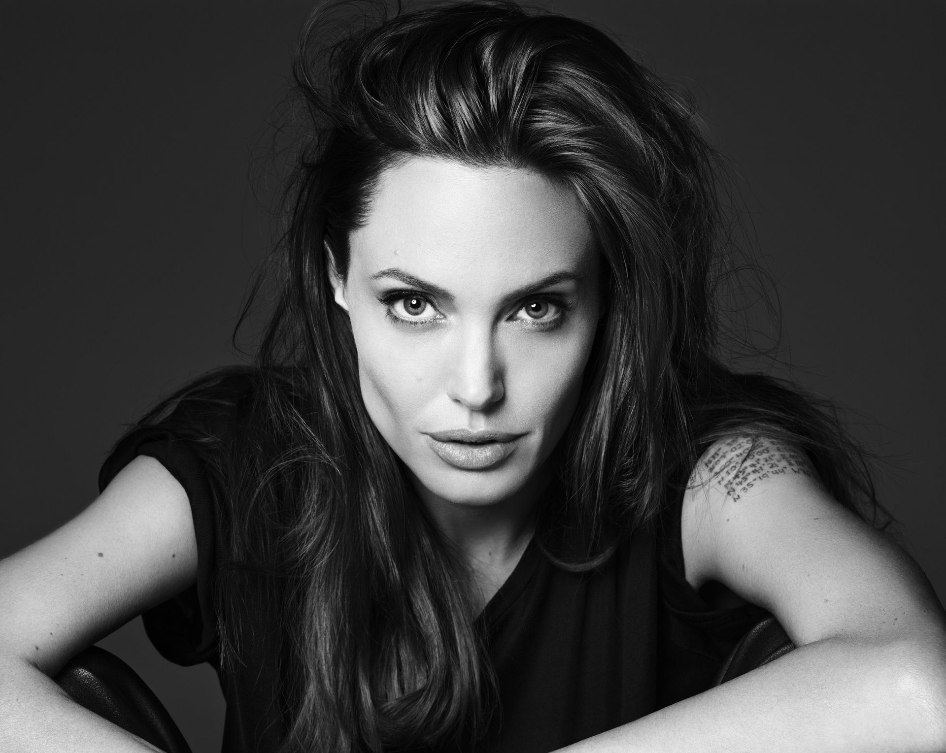 angelina jolie actriz chica belleza mirada sexy sesión de fotos revista elle 2014 fondo de pantalla blanco y negro morena