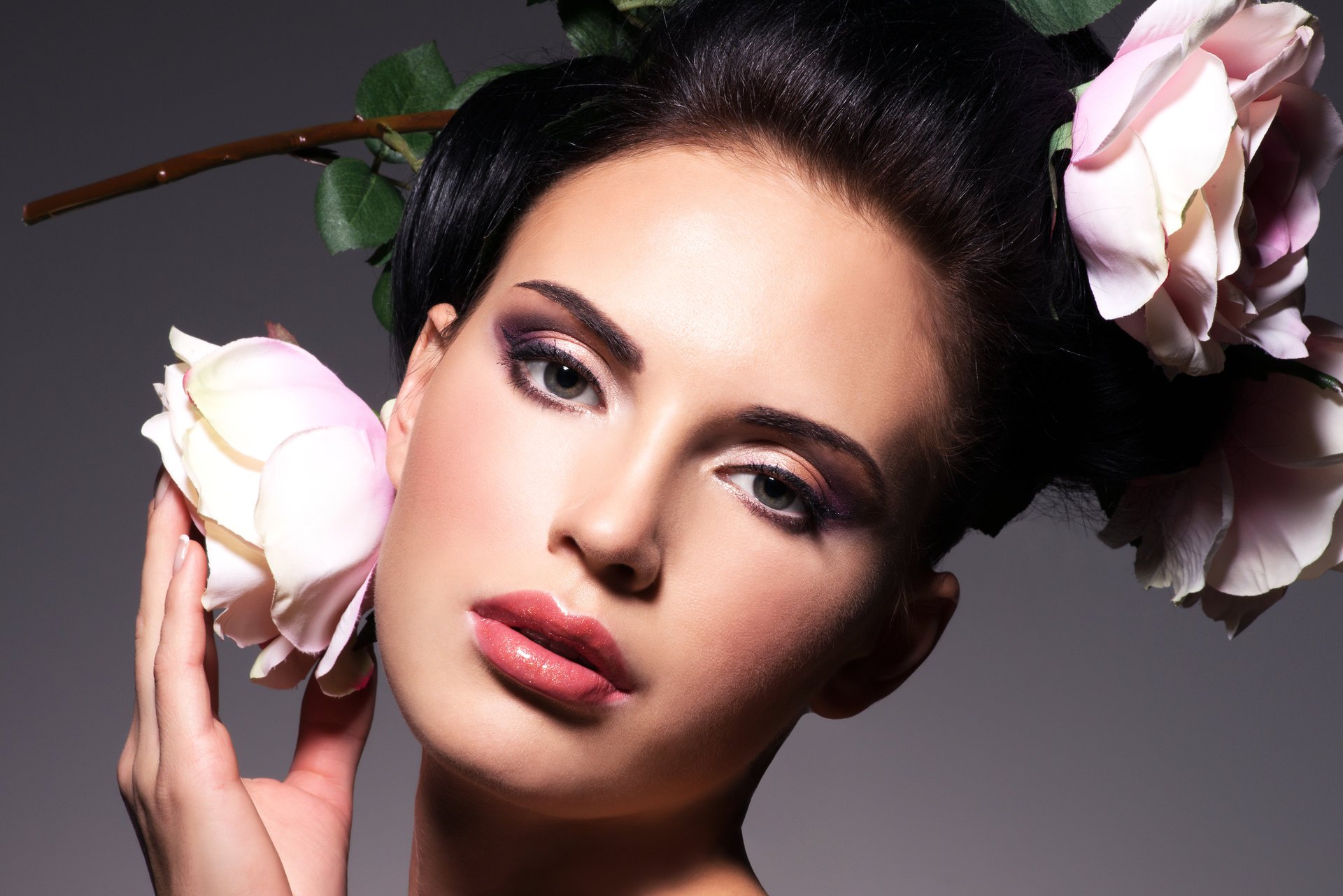 fille visage maquillage regard yeux cheveux coiffure main fleurs roses style