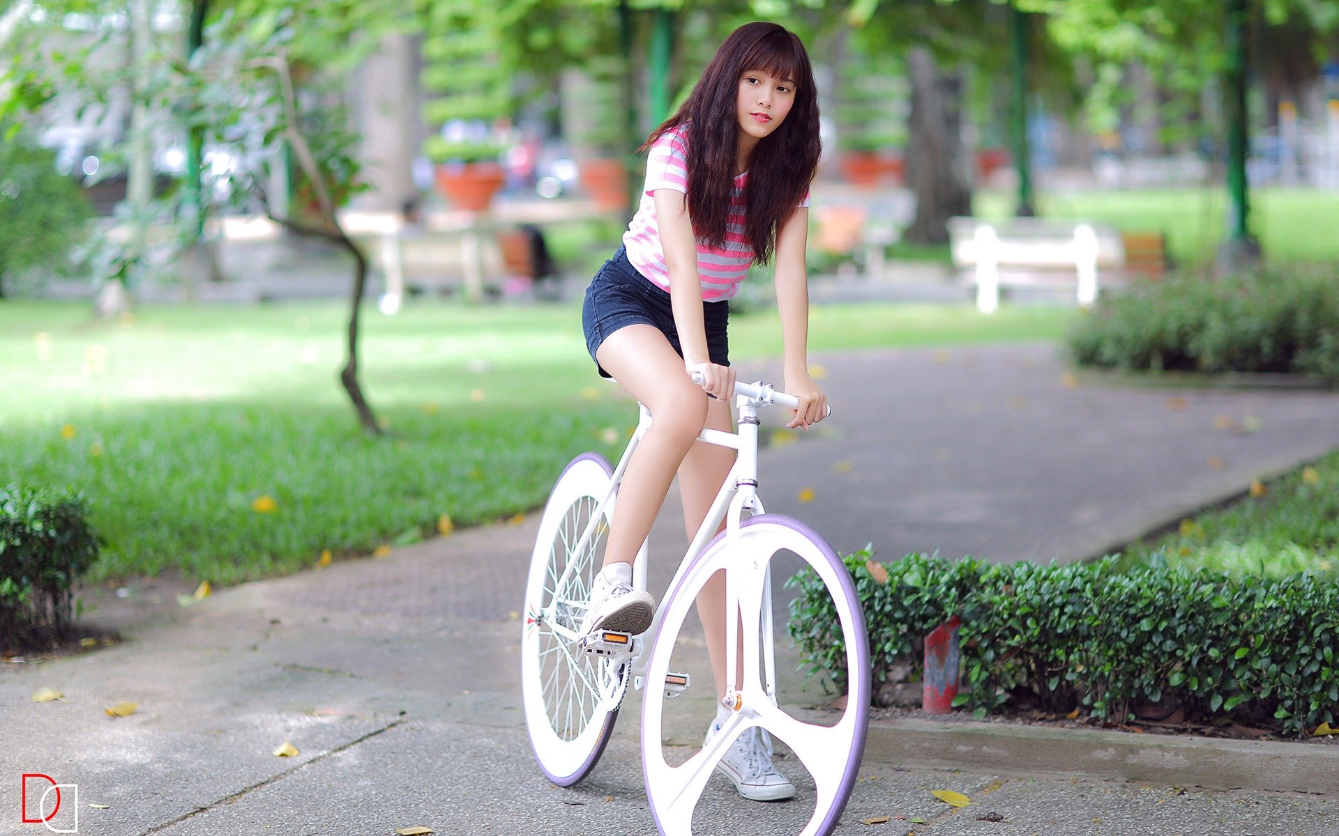 ragazza asiatica bicicletta