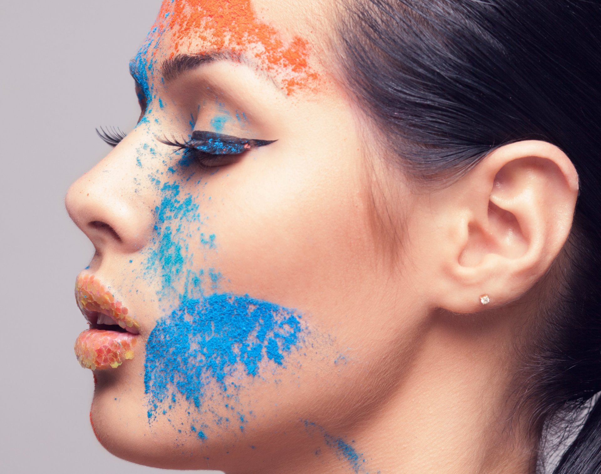 ragazza profilo ciglia labbra trucco colori