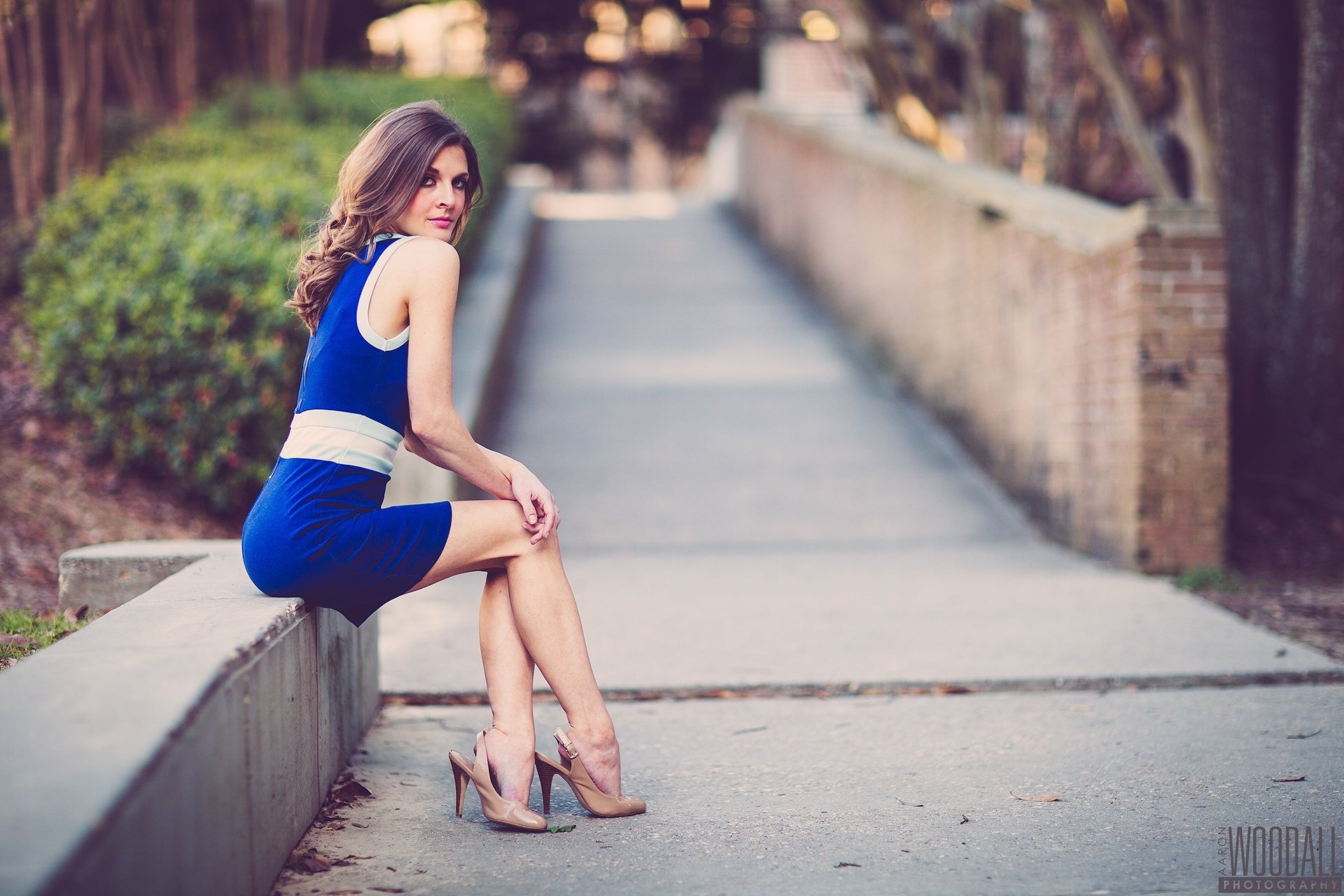 aaron woodall fotógrafo chica mirada vestido piernas sandalias figura