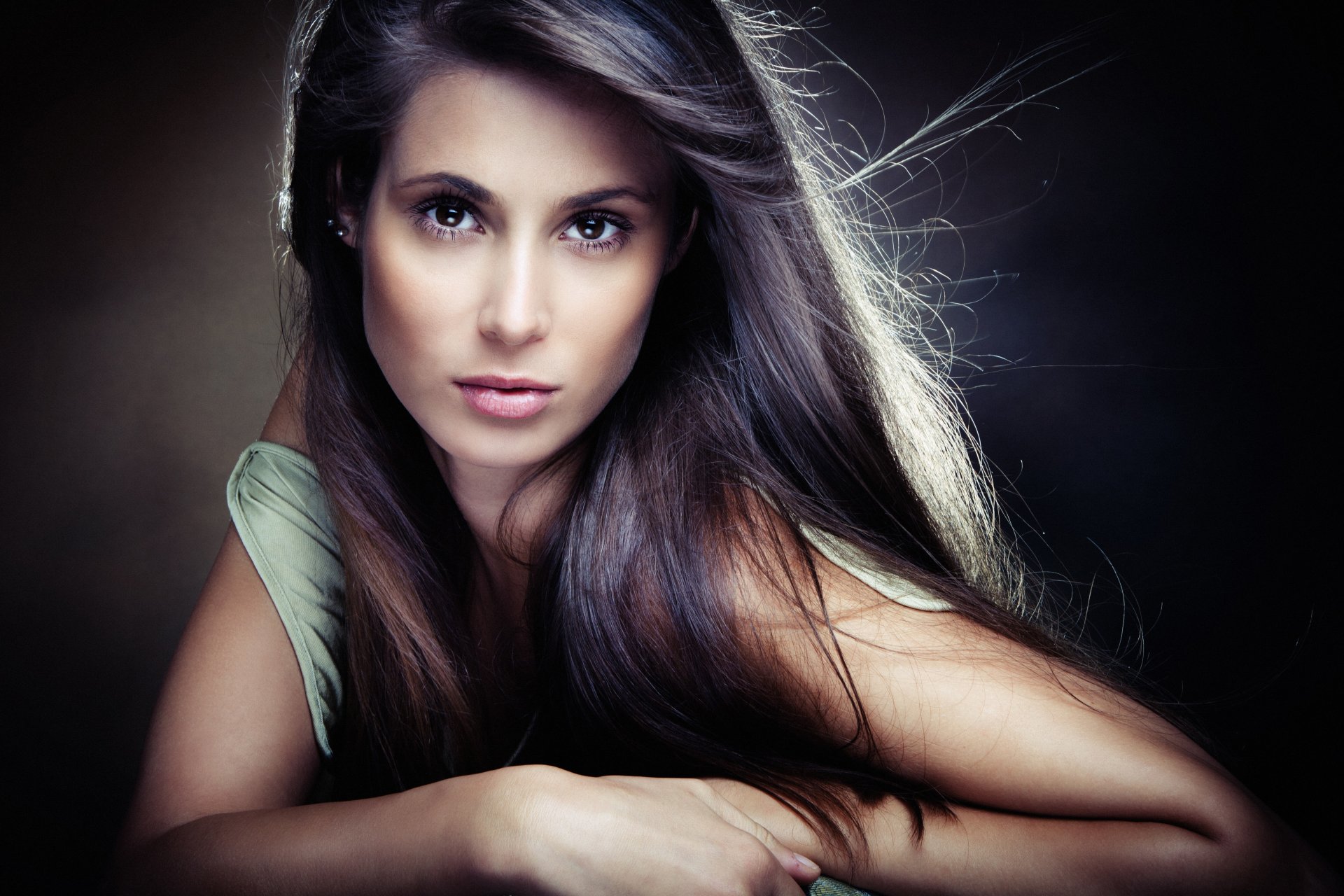 mädchen blick braune augen gesicht haare hände wind hintergrund