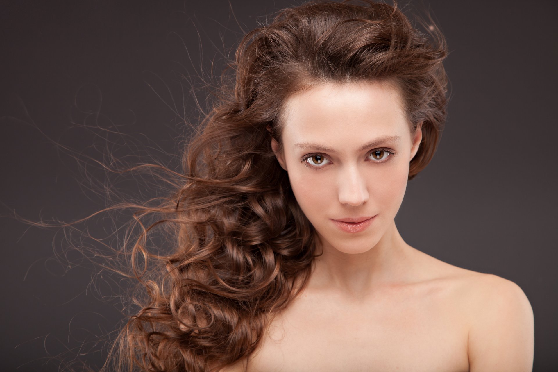 mädchen braune augen blick haare wellig locken wind hintergrund