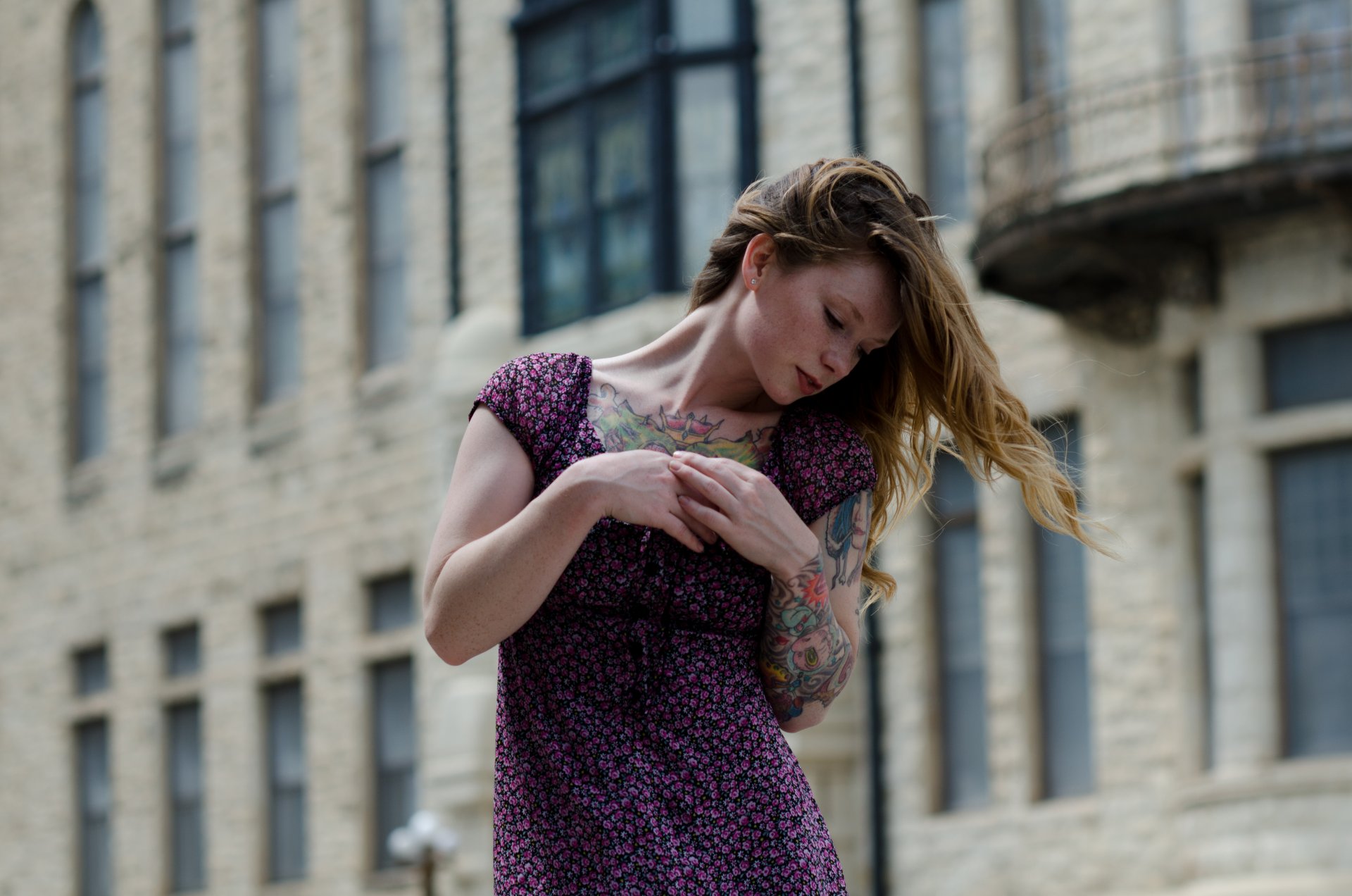 hattie watson robe tatouages bâtiment fenêtre balcon modèle fille femme