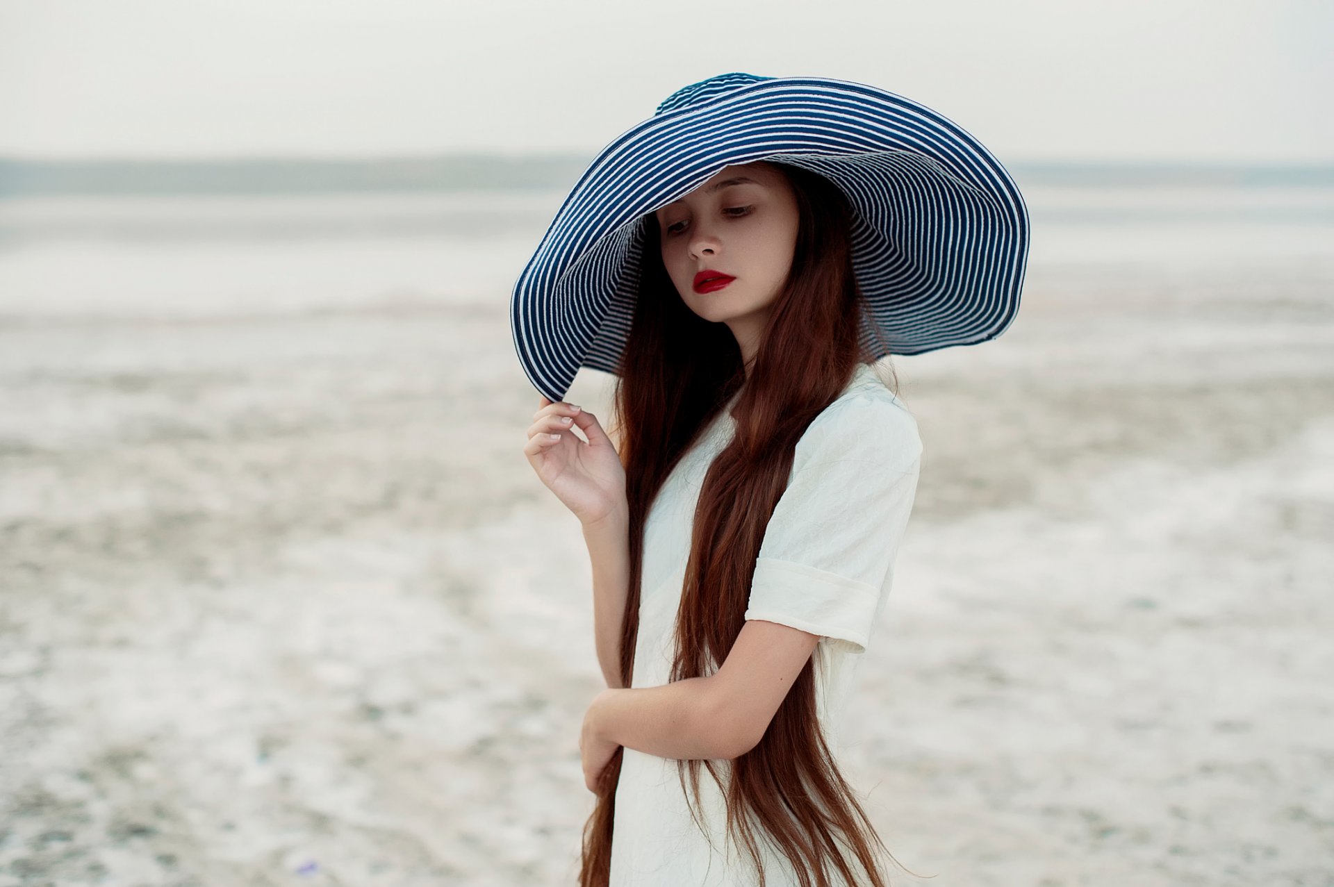 jeanne ragazza cappello luce naturale