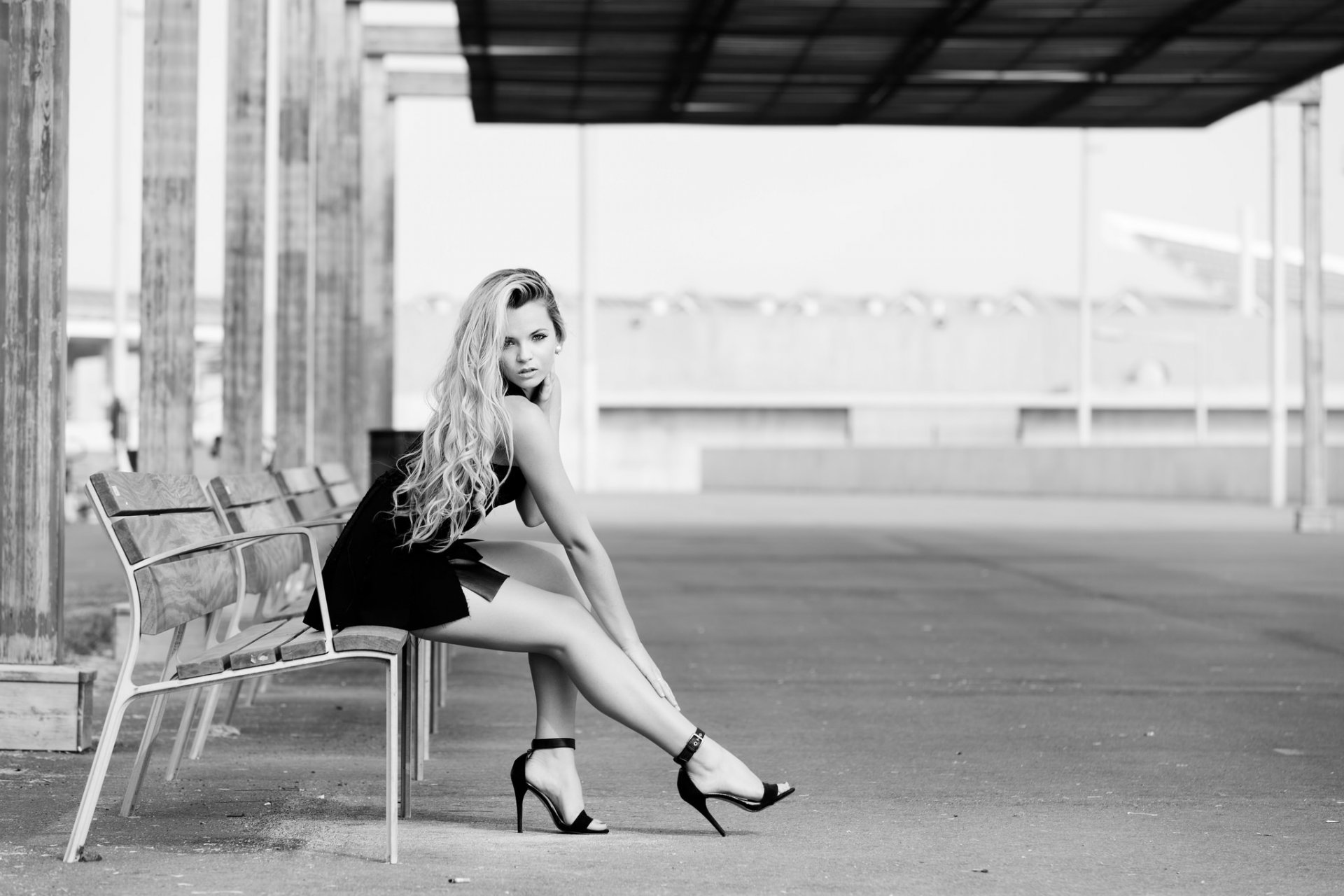 rubia blanco y negro vestido pose calle sentada