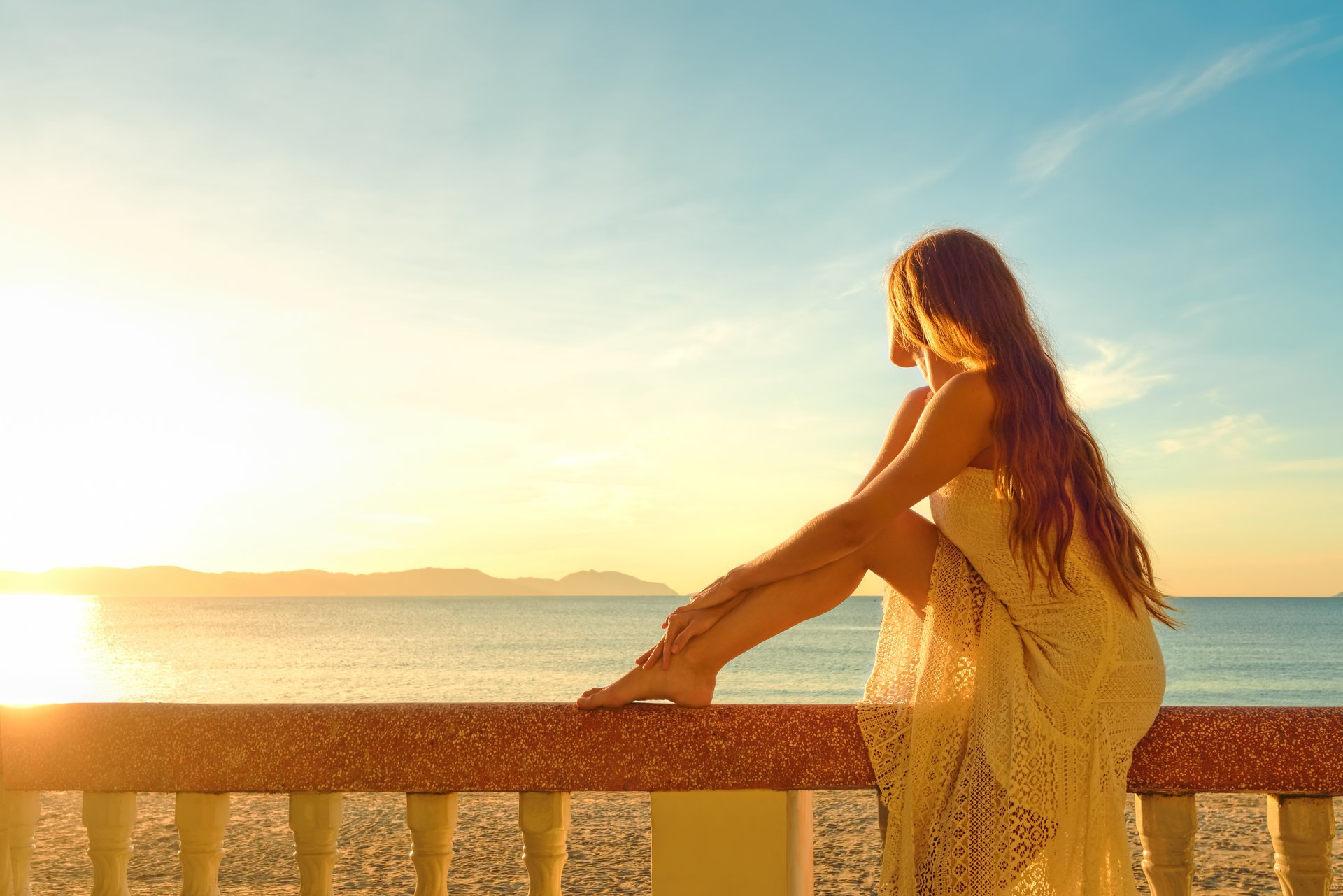 modèle robe jambes mer coucher de soleil