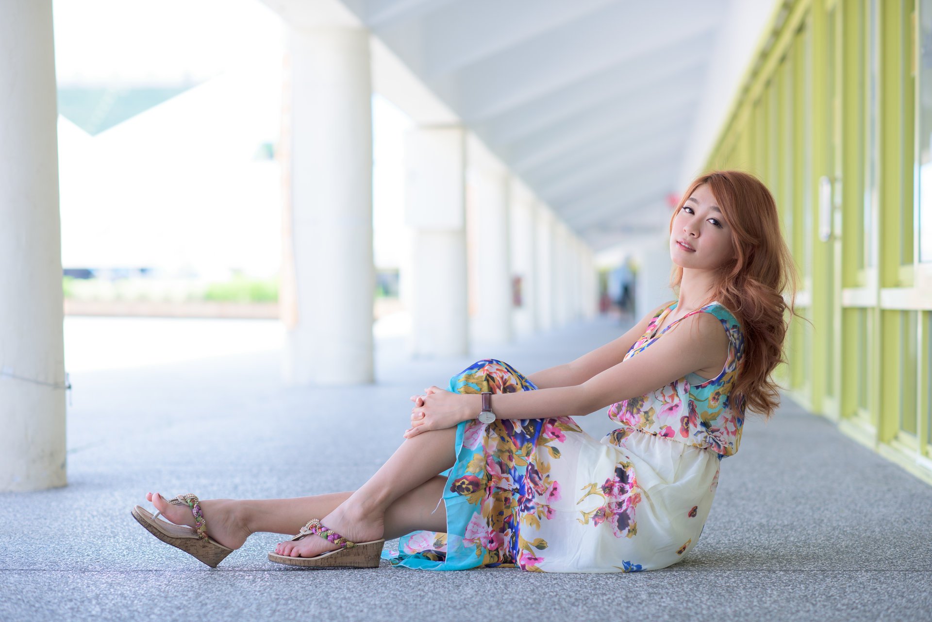 chica asiático cara mirada pelo vestido verano