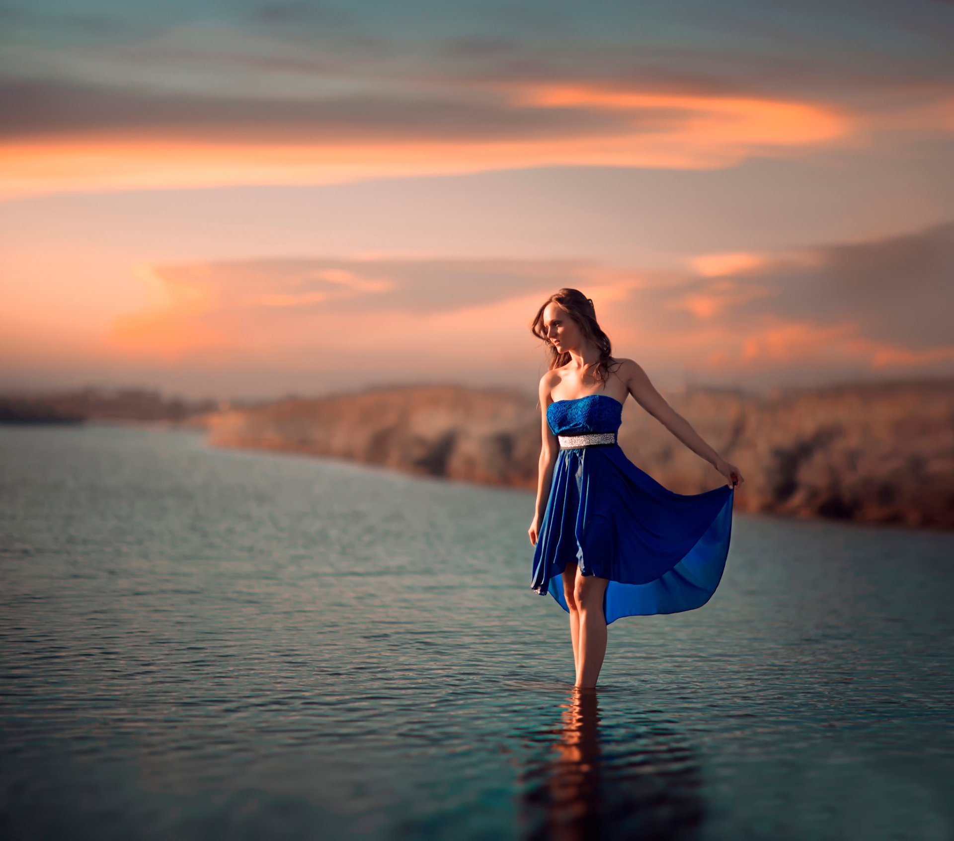 en azul en el agua chica vestido