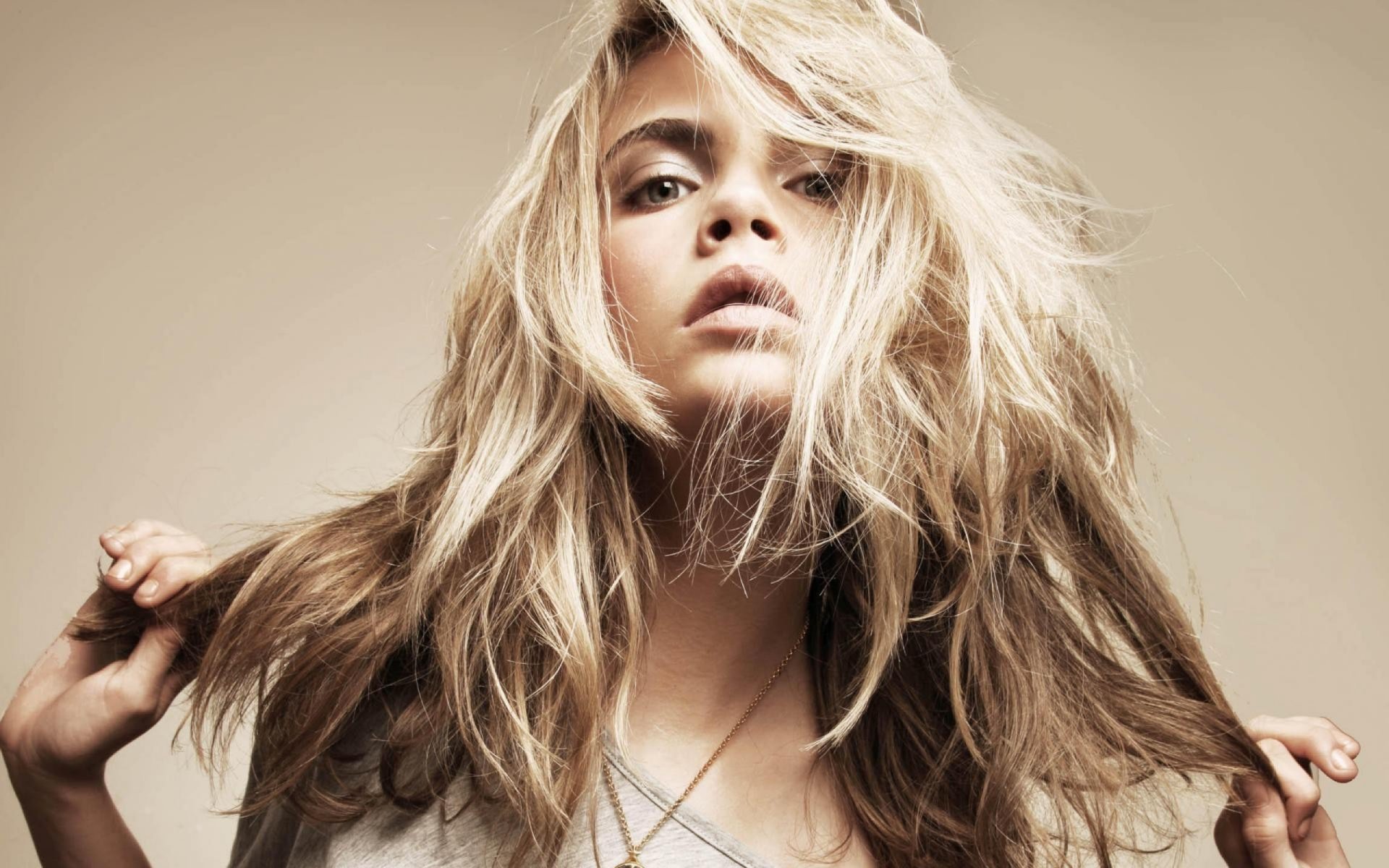 delevingne modèle actrice blonde visage cheveux regard