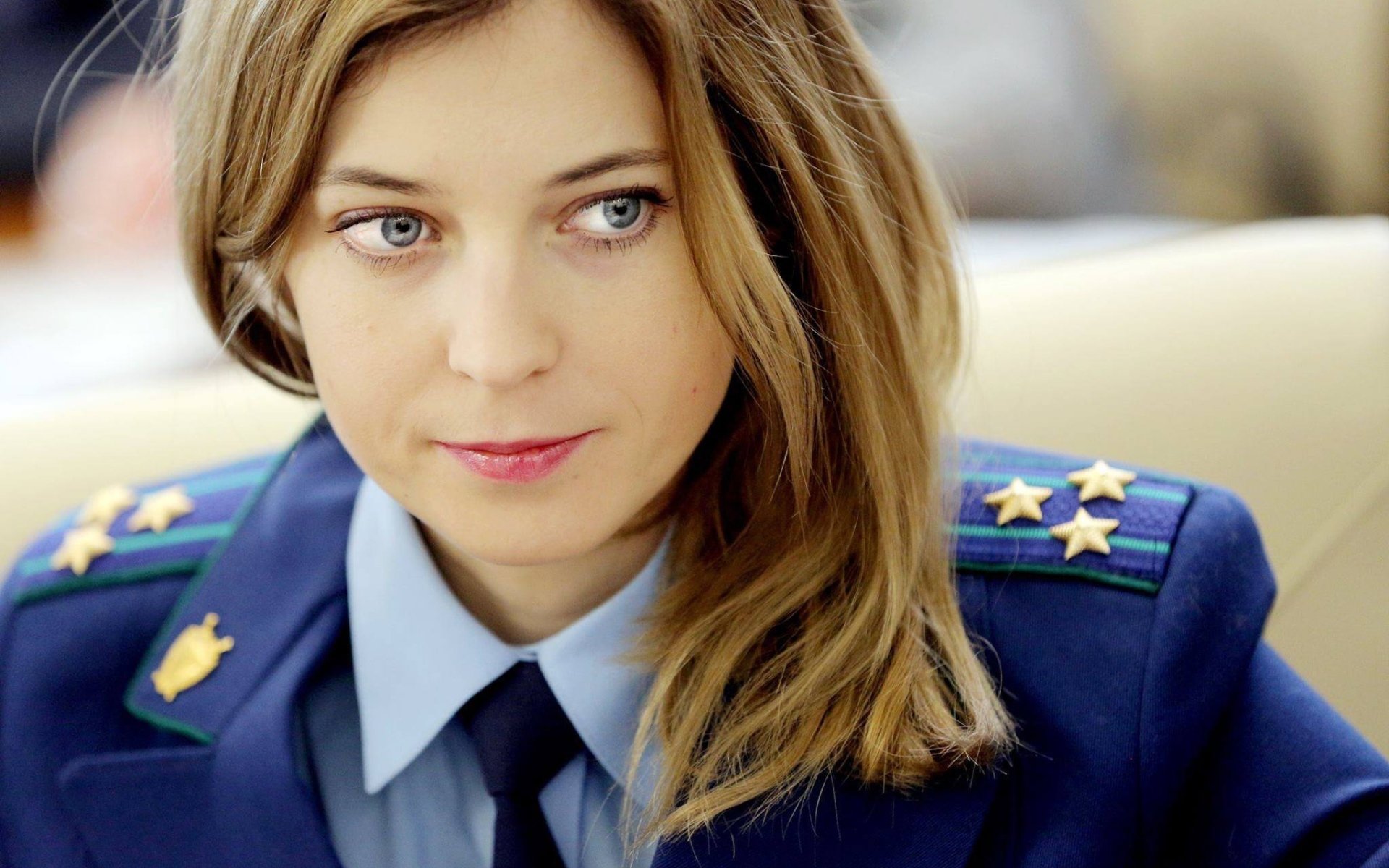 natalia poklonskaya chica hermosa bonita esbelta cara ojos mirada cabello labios situación estado de ánimo uniforme charreteras camisa fiscal crimea rusia