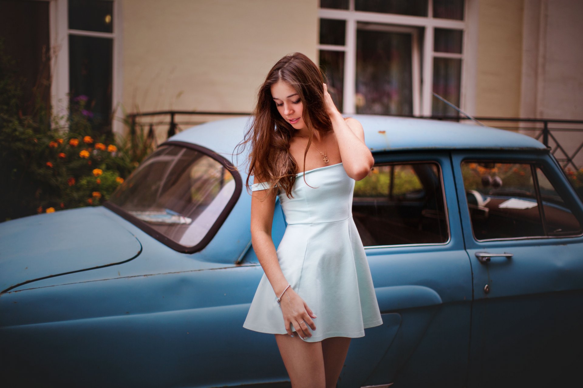 ragazza bruna vestito posa figura casa fiori auto