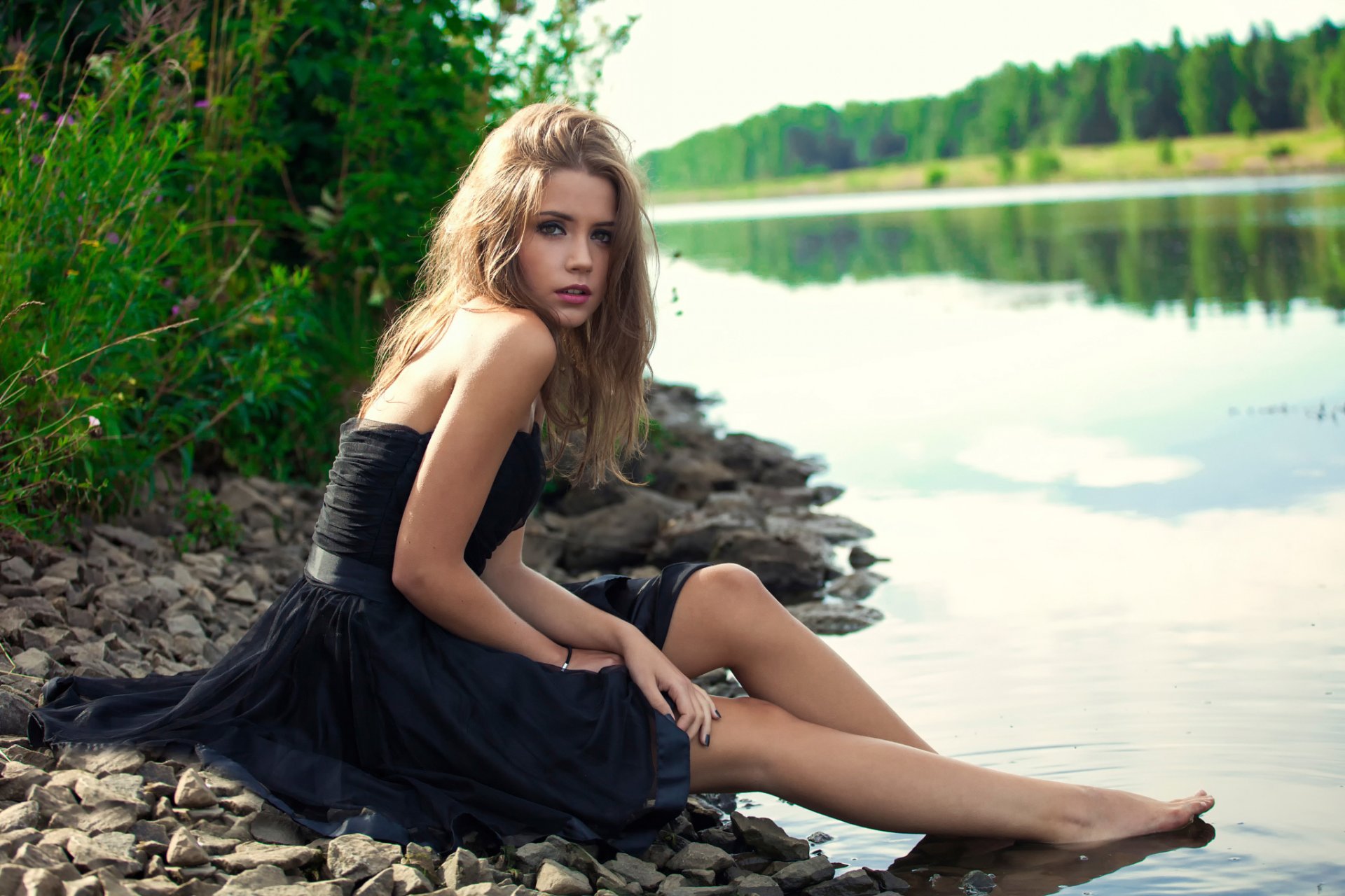 ksenia kokoreva am wasser ufer beine