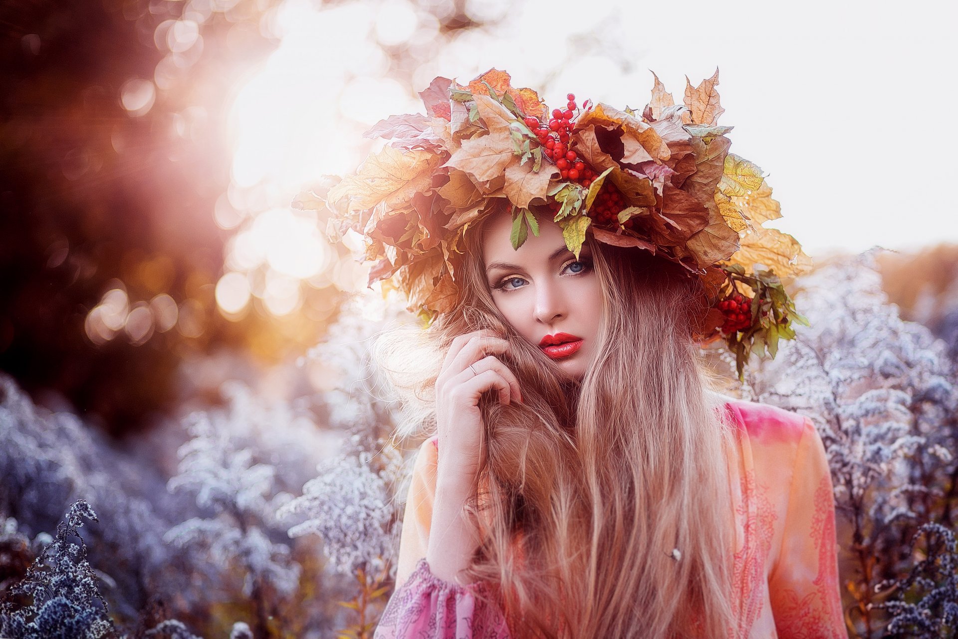 fille visage cheveux regard yeux lèvres rouges feuilles fond