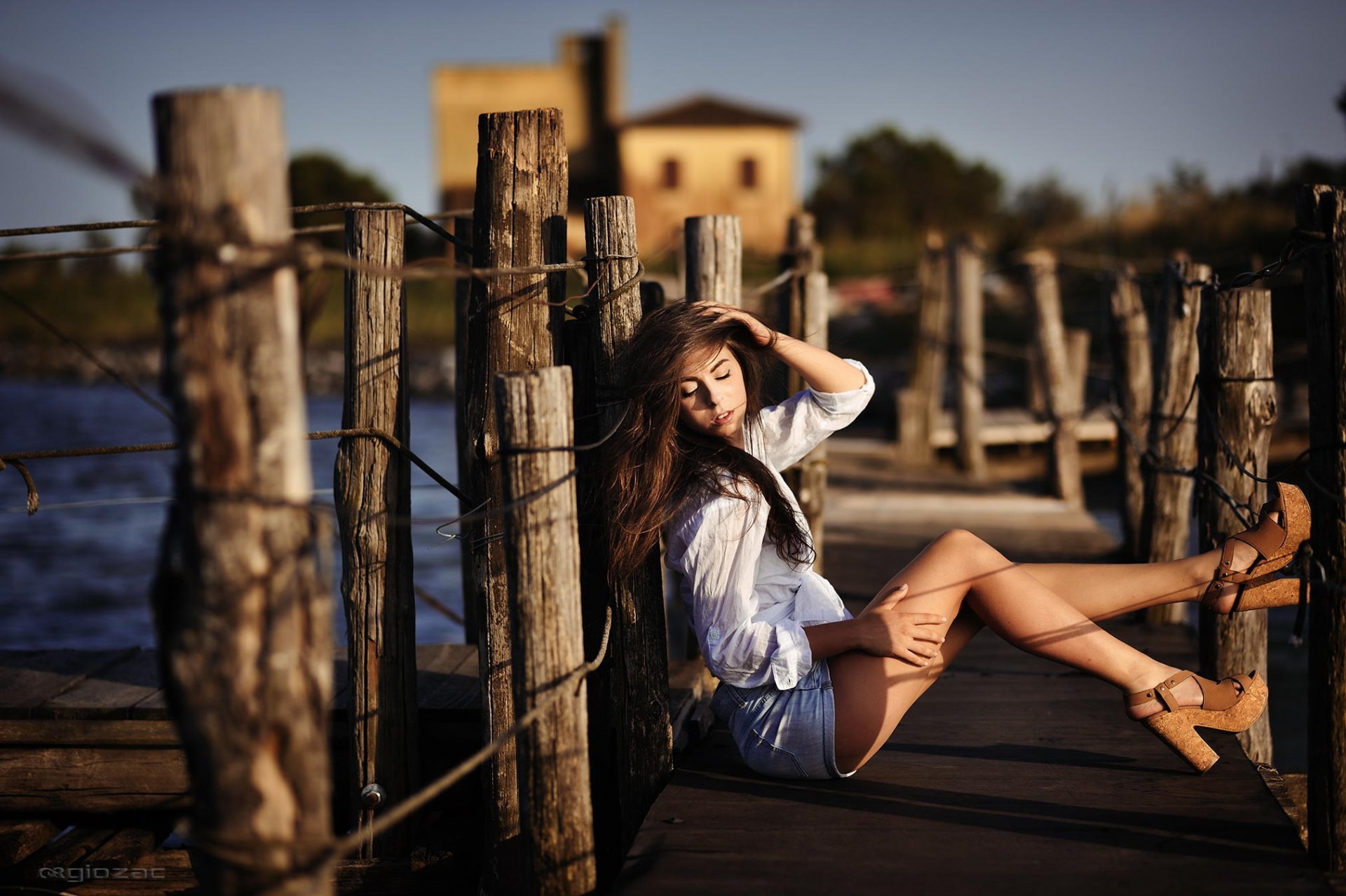 giovanni zacche fotógrafo chica pose piernas tacones pantalones cortos blusa luz enfoque