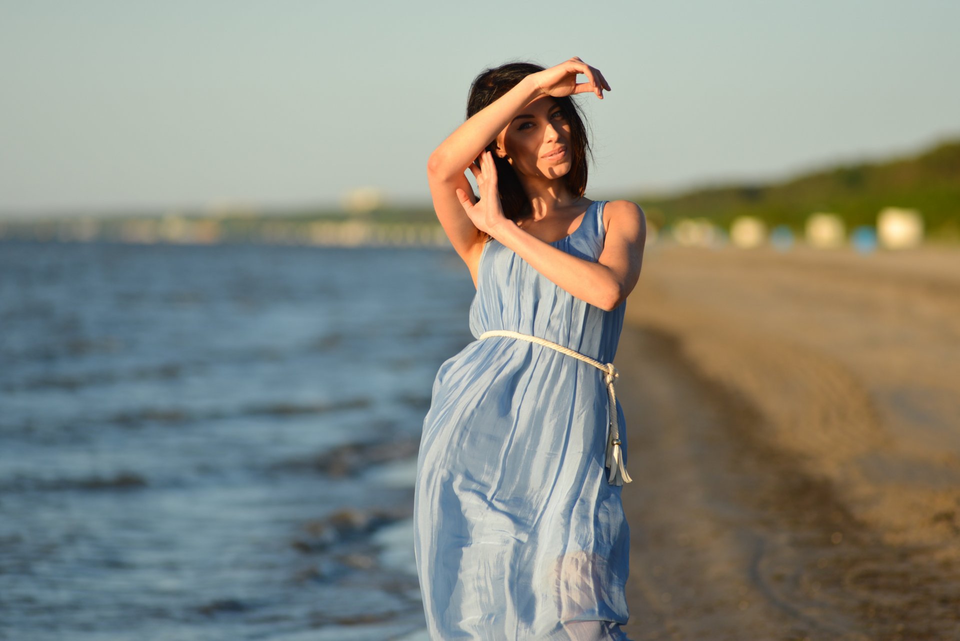 chica pelo cara mirada vestido verano playa fondo