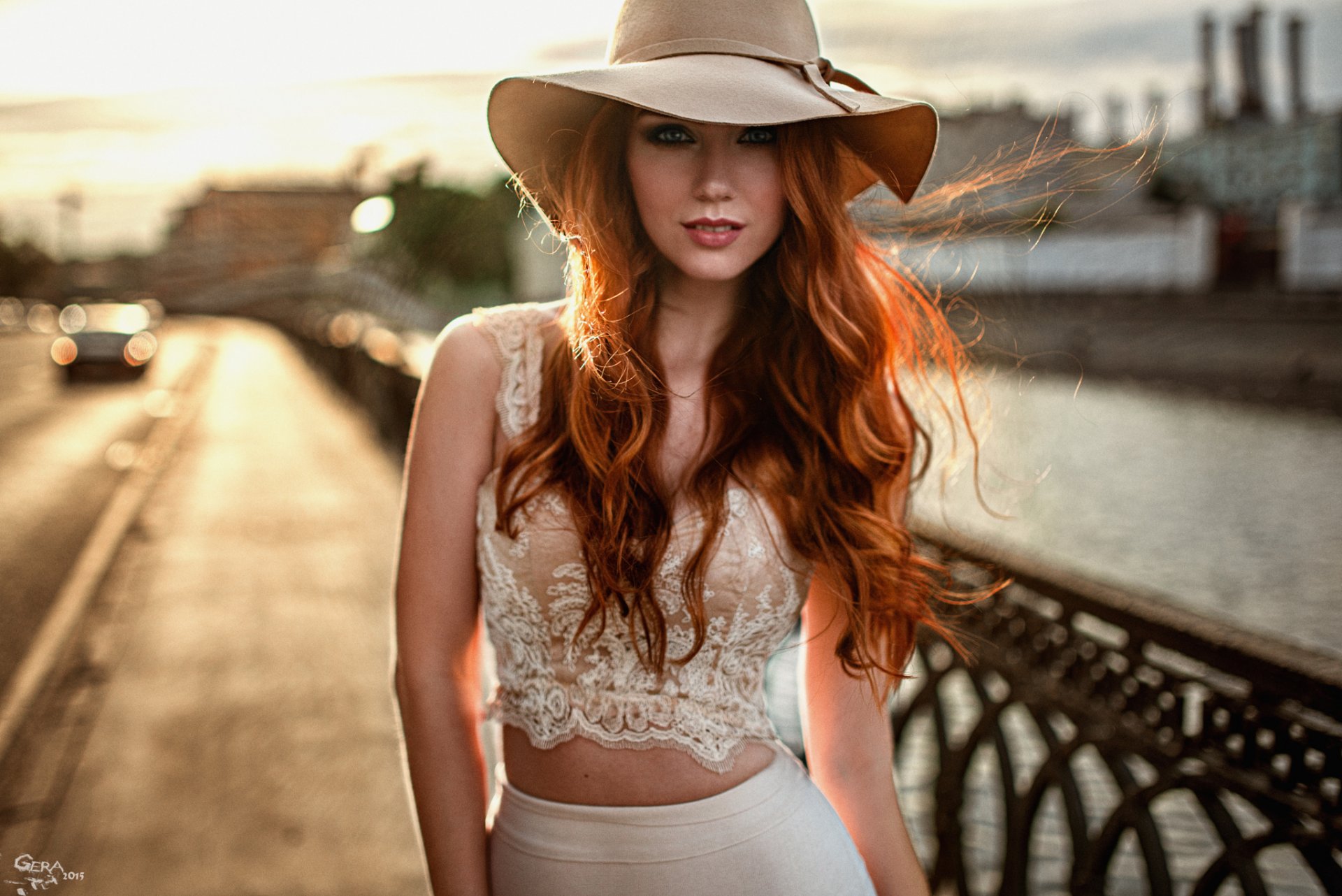 chica nadezhda nebova pelirroja atractiva hermosa sombrero camiseta falda bokeh georgy chernyadyev retrato puente ciudad carretera coche luz sol resplandor vista río