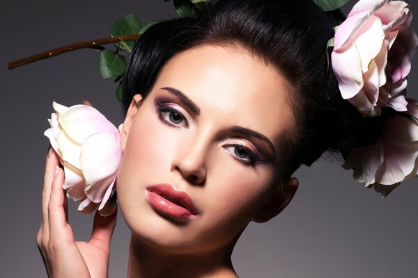 Foto cara de chica con maquillaje de noche y rosas