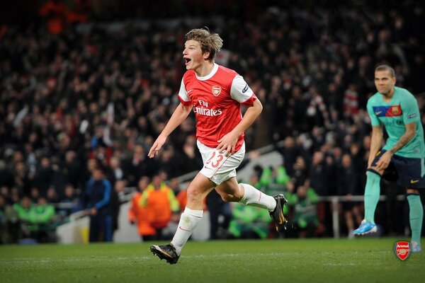 Andrei Arshavin juega para el Arsenal