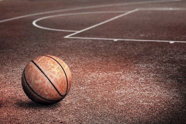 Basketball auf dem Sportplatz