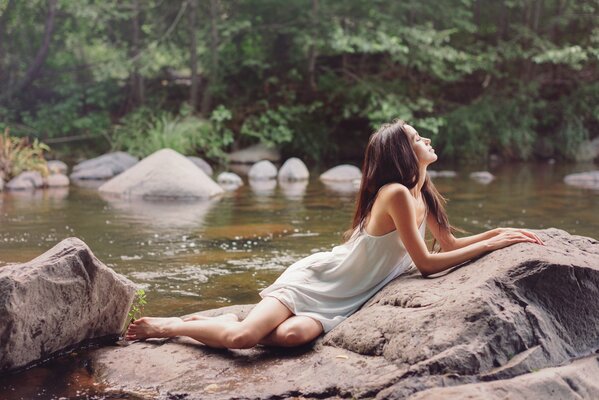 Fille sur ouamne près de la rivière