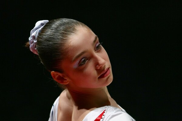 Foto von Olympiasiegerin Aliya Mustafina auf schwarzem Hintergrund